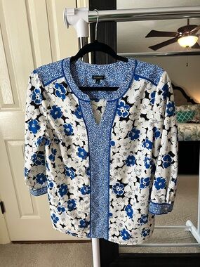 Talbots Royal Blue and White Floral Top Sz M